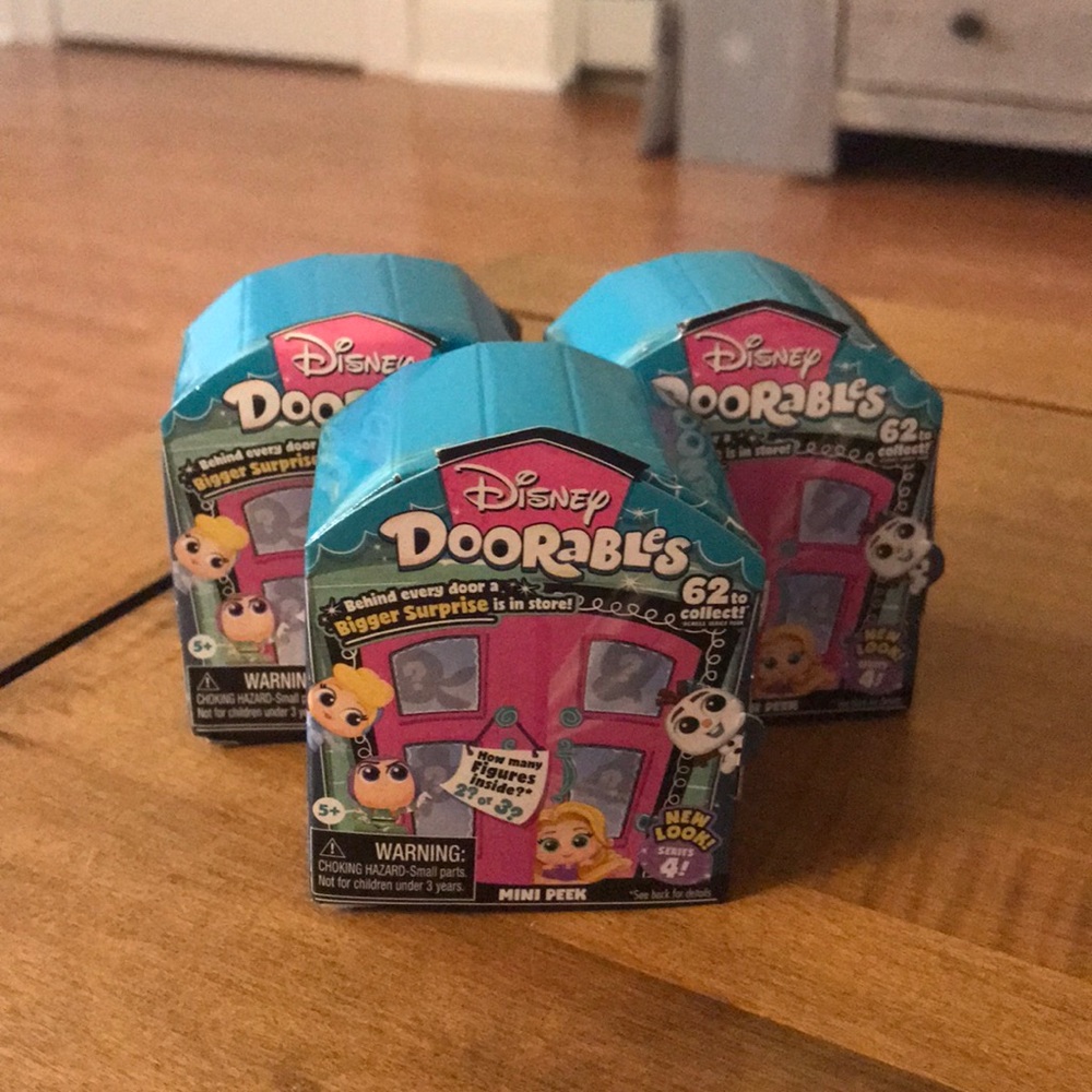 Three mini peaks Series 4 doorables